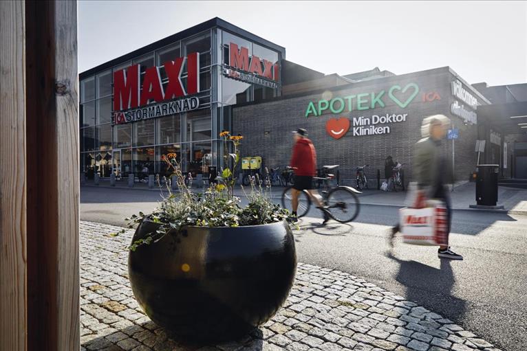 The grocery retail market